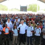 Abinader entrega 490 títulos de propiedad y beneficia a 1,900 personas