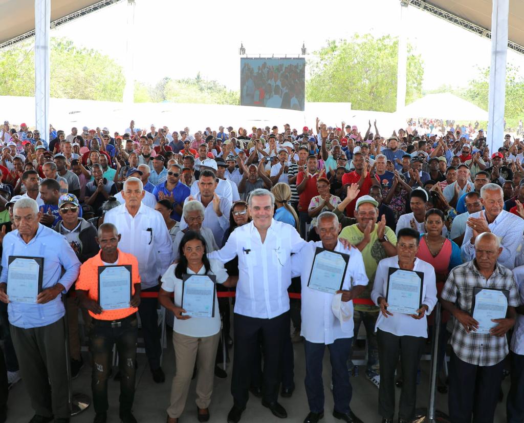 Abinader entrega 490 títulos de propiedad y beneficia a 1,900 personas